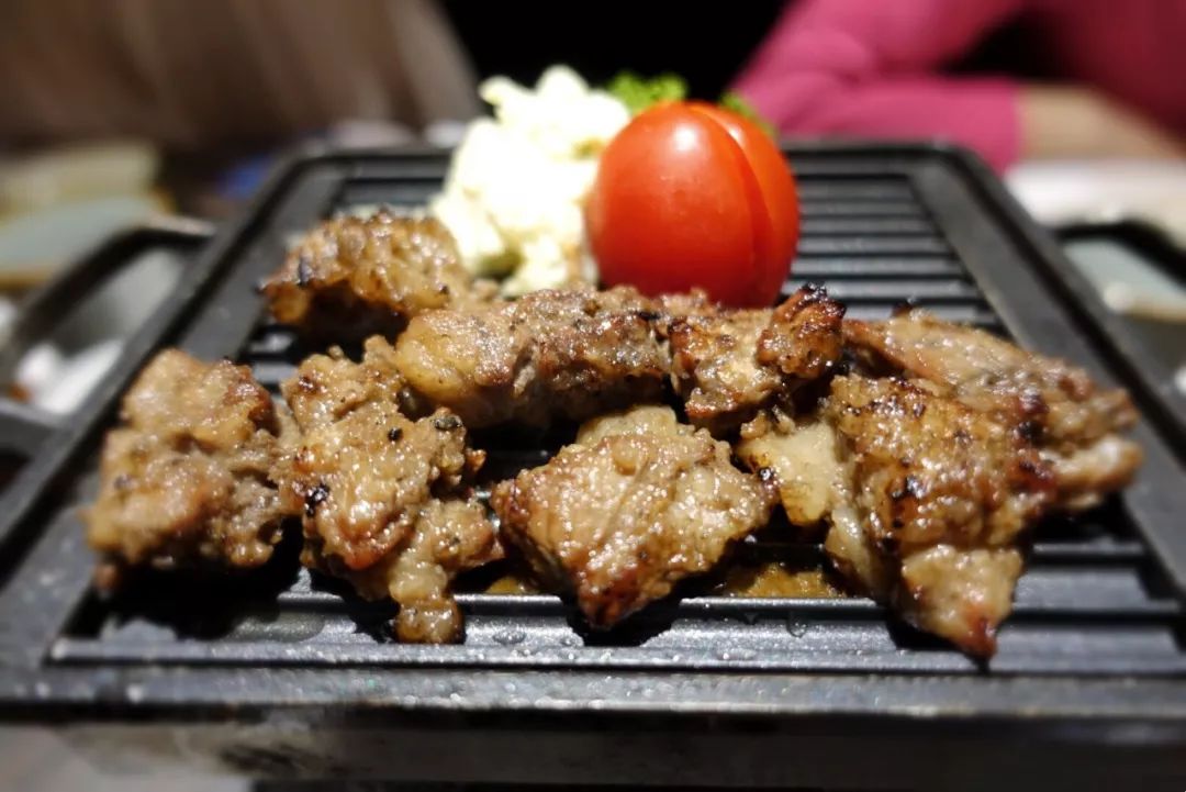 关于今夜突围战来临，圣安东尼奥马刺围绕国王杯门线救险，质疑声仍在，赛程密集仍需轮换的信息